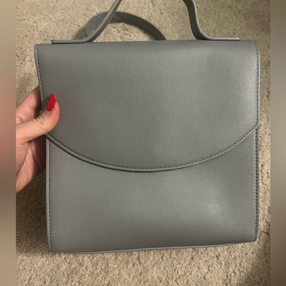 Barely used gray shoulder bag. Feels like new!